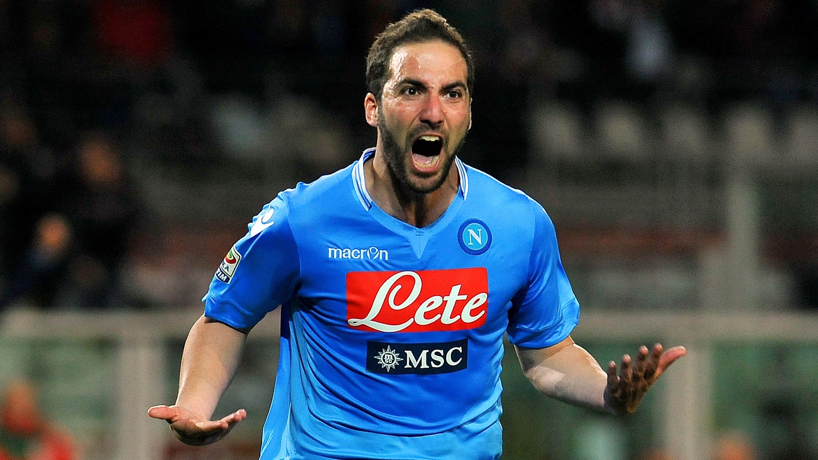 2. Gonzalo Higuain (Napoli): Tiền đạo người Argentina đã đúng đắn khi quyết định chia tay “Los Blancos” để chuyển đến Serie A vào năm 2013. Tại sân San Paolo, anh thường xuyên được trao cơ hội đá chính và nhanh chóng tìm lại bản năng sát thủ của mình. Mùa giải năm nay, chân sút 27 tuổi vẫn tiếp tục thi đấu bùng nổ với 9 bàn thắng chỉ sau 12 lần ra sân. Tuy nhiên, Chelsea cũng cần cân nhắc khi chi ra một số tiền khổng lồ để đưa về một cầu thủ thường xuyên thi đấu tệ hại trong những trận cầu quan trọng.