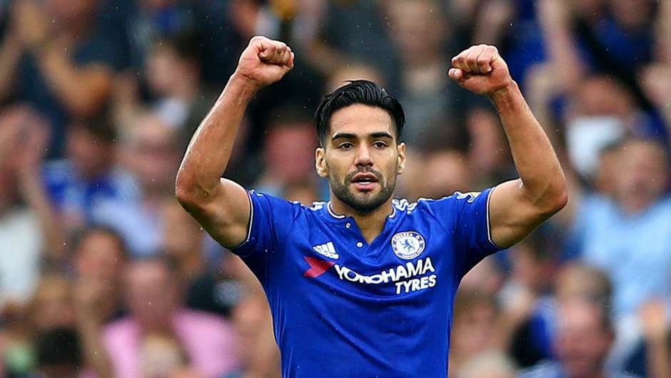 3. Radamel Falcao (Chelsea): Bất chấp màn trình diễn tệ hại trong màu áo Manchester United, Jose Mourinho vẫn quyết định thử vận may với chân sút người Colombia. Tuy nhiên, những gì tiền đạo 29 tuổi làm được tại sân Stamford Bridge chỉ là 1 bàn thắng sau 9 lần ra sân. Falcao đang nỗ lực liên hệ với Valencia để chấm dứt cơn ác mộng tại Premier League ngay khi TTCN mùa đông mở cửa.