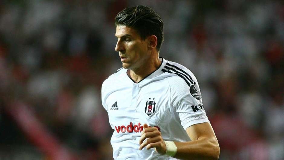 2. Mario Gomez (Besiktas): Vua phá lưới Bundesliga mùa giải 2010/11 đang có cuộc dạo chơi tại giải VĐQG Thổ Nhĩ Kỳ theo bản hợp đồng cho mượn từ Fiorentina. Mới đây, báo chí Anh đưa tin HLV Louis Van Gaal đang có ý định tái hợp với cậu học trò cũ tại sân Old Trafford. Tuy nhiên, để sở hữu chân sút sinh năm 1985, “Quỷ đỏ” sẽ phải bỏ ra số tiền không dưới 20 triệu euro.