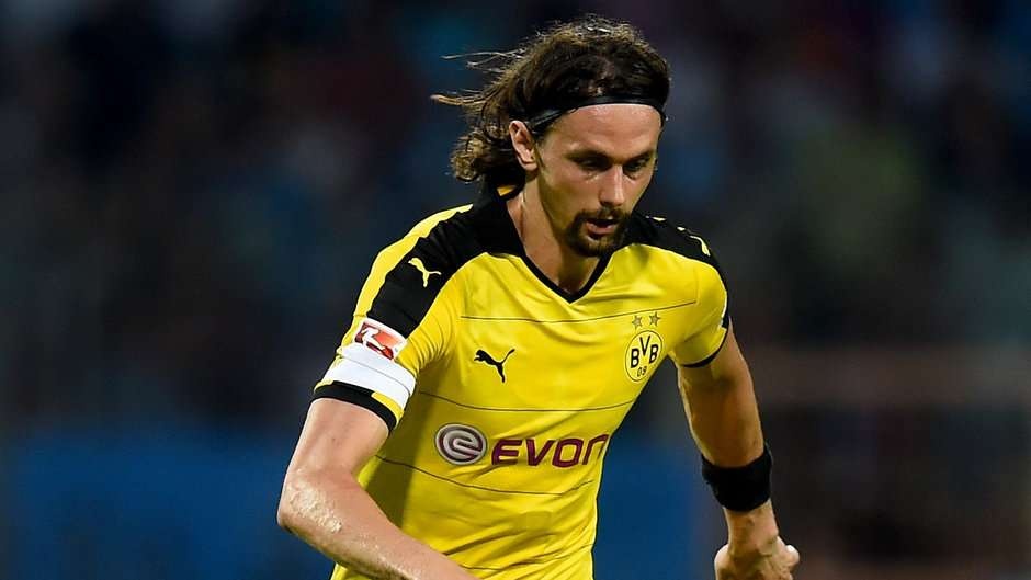 7. Neven Subotic (Dortmund): Trung vệ người Serbia từng là trụ cột nơi hàng phòng ngự của “Die Borussen” dưới thời Juergen Klopp. Tuy nhiên, những chấn thương liên tiếp khiến Subotic dần sa sút phong độ và đánh mất luôn vị trí chính thức. Ngôi sao sinh năm 1988 đang có ý định đầu quân cho Liverpool để đoàn tụ với người thầy cũ tại sân Anfield. 