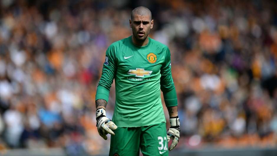 8. Victor Valdes (Manchester United): Thủ thành lão luyện người Tây Ban Nha không còn bất kỳ cơ hội nào có thể chen chân vào đội hình của “Quỷ đỏ” do những mâu thuẫn với HLV Louis Van Gaal hồi đầu mùa. Espaynol, kình địch của Barcelona ở xứ Catalan vừa bày tỏ sự quan tâm đặc biệt dành cho ngôi sao 33 tuổi và sẵn sàng giải cứu anh ngay khi TTCN mùa đông mở của.  
