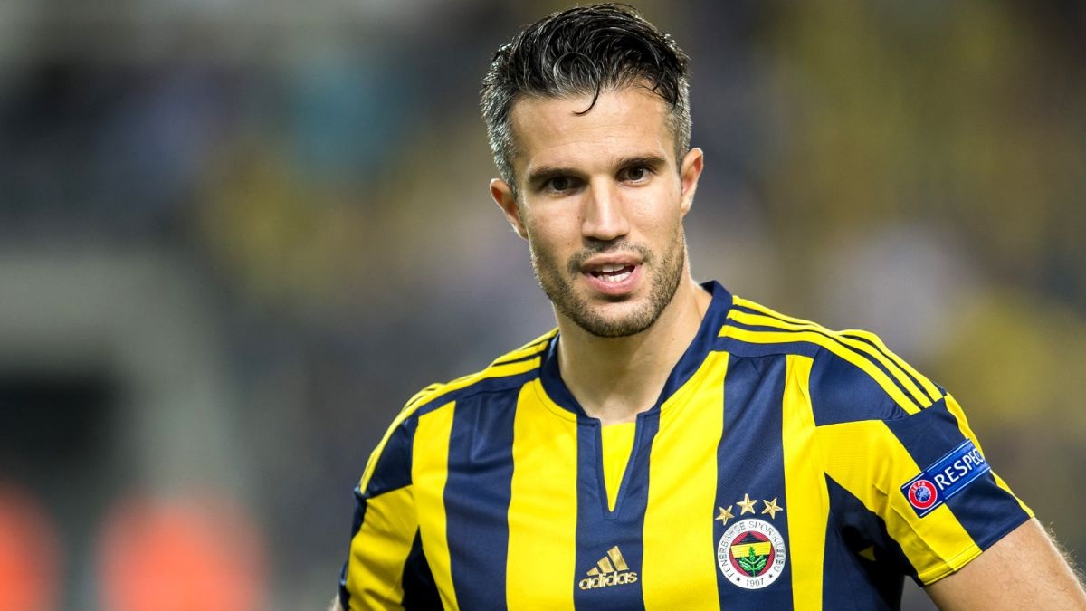 10. Robin Van Persie (Fenerbahce): Sau một mùa giải vật lộn với chấn thương tại Manchester United, chân sút người Hà Lan bị HLV Louis Van Gaal đem bán cho đội bóng thủ đô Istanbul với giá rẻ mạt. Dù ra sân trong tất cả các  trận đấu của Fenerbahce từ đầu mùa, Van Perise cho biết anh không hề hạnh phúc tại Thổ Nhĩ Kỳ. Tờ Daily Mail đưa tin, Barcelona đang muốn đưa cựu sao Arsenal về Nou Camp ngay trong kỳ chuyển nhượng mùa đông để dự bị cho Luis Suarez hay Lionel Messi.