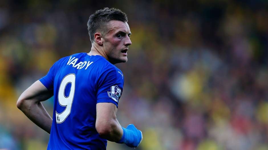 4. Jamie Vardy (Leicester City): Thay vì chiến đấu cho một đội bóng đặt mục tiêu trụ hạng, chân sút người Anh xứng đáng được chơi cho những CLB giàu tham vọng hơn. Với hiệu suất 12 bàn sau 12 trận tại giải Ngoại hạng, tiền đạo xuất thân từ bóng đá phong trào đã lọt vào mắt xanh của hai gã khổng lồ Real Madrid và Barcelona. 