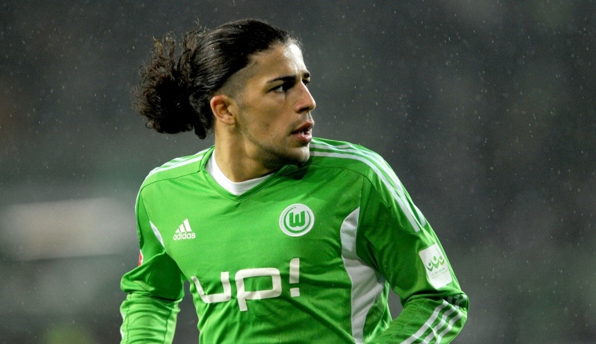 Louis Van Gaal nham sao Wolfsburg de thay the Luke Shaw hinh anh