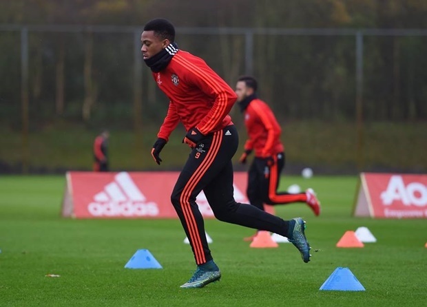 Martial, Rooney tro lai tap luyen truoc tran gap PSV hinh anh