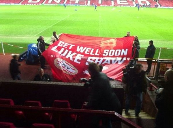 Nghia cu cao dep cua nguoi ham mo PSV tren san Old Trafford hinh anh