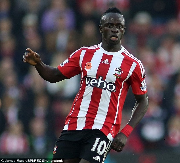 3. Sadio Mane (Southampton- 35 lần): Đón nhận trung bình 2,7 pha phạm lỗi mỗi trận, cầu thủ chạy cánh người Senegal đã phải đặt riêng một tấm đệm ống đồng dày hơn bình thường để bảo vệ đôi chân của mình.