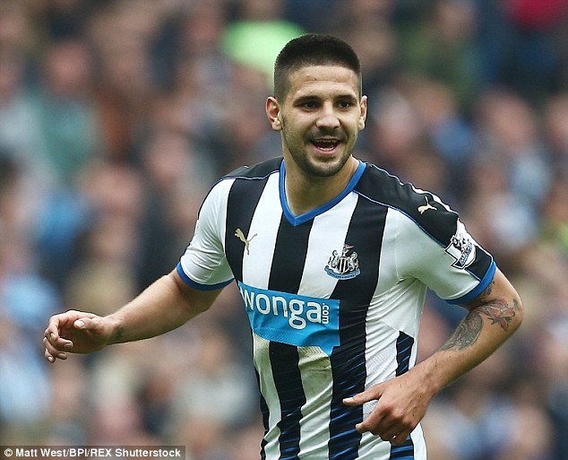 9. Aleksandar Mitrovic (Newcastle- 25 lần): Dù bị phạm lỗi khá nhiều nhưng tiền đạo 21 tuổi cũng không phải tay vừa, Mitrovic đã phải nhận đến 2 tấm thẻ đỏ kể từ đầu mùa giải.
