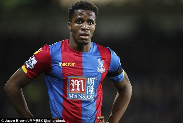 10. Wilfried Zaha (Crystal Palace- 24 lần): Cầu thủ chạy cánh người Anh không được đánh giá cao vì lối chơi cá nhân và màu mè khi còn khoác áo “Quỷ đỏ” thành Manchester. Tuy nhiên, khi được trở về sân Selhurst, kỹ thuật của Zaha giúp anh trở thành mũi tấn công lợi hại bên hành lang cánh phải của “Đại bàng xanh”. Trong lần bị phạm lỗi gần nhất, tiền vệ 23 tuổi đã đem về một quả penalty cho Crystal Palace.