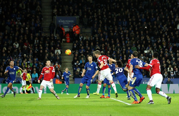 Các hậu vệ Leicester mắc lỗi trong pha gh