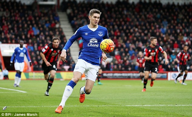 1. John Stones (Everton): Hàng phòng ngự của nhà ĐKVĐ Premier League đã để lọt lưới đến 24 bàn thua kể từ đầu mùa, thành tích tệ thứ 5 tại giải Ngoại hạng. Trong hoàn cảnh John Terry không thể tiếp tục thi đấu đỉnh cao ở độ tuổi 34, Gary Cahill từ lâu đã đánh mất sự ổn định hay Kurt Zouma vẫn dậm chân ở mức tài năng trẻ, nhà ĐKVĐ đang thực sự cần một ngôi sao có thể gánh vác hàng phòng ngự. John Stones từ lâu đã là ưu tiên hàng đầu của “The Blues”. Trung vệ người Anh sở hữu tất cả những phẩm chất để trở thành một người đội trưởng mới tại Stamford Bridge, mạnh mẽ, chắc chắn và hơn nữa là tố chất của một thủ lĩnh. Đến thời điểm này, Abramovich sẵn sàng chi ra 40 hay thậm chí là 50 triệu bảng để thuyết phục “The Toffees” nhả người.