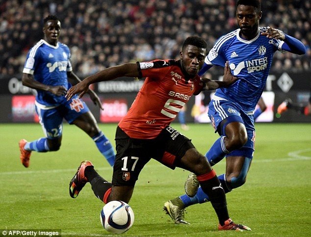 2.Nicolas N’koulou (Marseille): Trung vệ thuộc biên chế Marseille là phương án dự phòng của Chelsea trong trường hợp không thuyết phục được John Stones. Mạnh mẽ trong tranh chấp, xử lý bóng khéo léo cùng kinh nghiệm dày dạn trong màu áo ĐTQG Cameroon, N’Koulou sẽ là sự bổ sung chất lượng cho hàng phòng ngự vốn mỏng manh và thiếu đi chất thép của “The Blues” thời điểm hiện tại. Tuy nhiên, mức phí để sở hữu trung vệ 25 tuổi cũng không hề rẻ khi đội bóng nước Pháp tuyên bố chỉ để ngôi sao của mình ra đi nếu nhận đủ 20 triệu bảng.