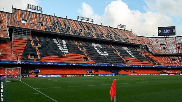 Mot nguoi thiet mang trong tran dau giua Valencia va Barca hinh anh