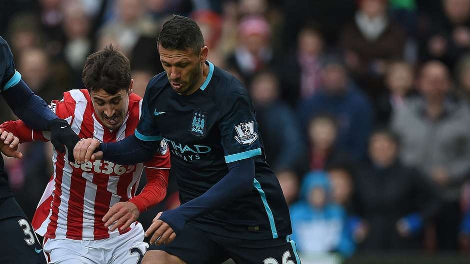 Trung vệ Martin Demichelis (Manchester City): Không thể đòi hỏi quá nhiều ở một trung vệ đã 34 tuổi. Tiền đạo cao to Arnautovic đã tận dụng sơ hở đến từ lão tướng người Argentina để ghi bàn mở tỷ số trong chiến thắng 2-0 của “The Potters” trước đương kim á quân giải Ngoại hạng Man City.