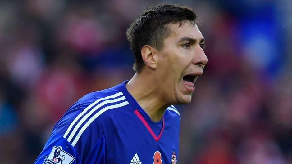 Thủ môn Costel Paltilimon (Sunderland): Thủ thành cao 2m03 thường xuyên có những tình huống ra vào không hợp lý dẫn đến trận thua 1-3 của “Mèo đen” trên sân Emirates.