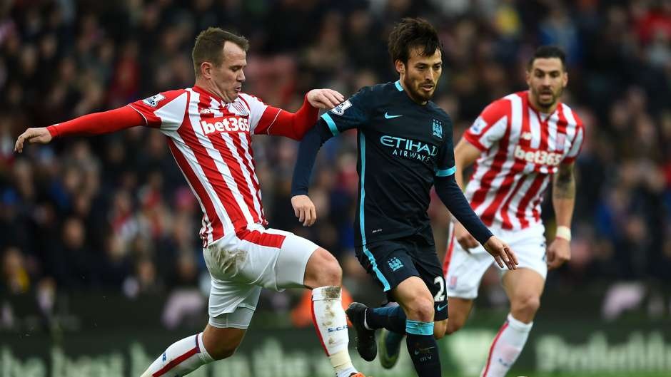 Tiền vệ công David Silva (Manchester City): “Nhạc trưởng” người Tây Ban Nha chưa thể lấy lại phong độ đỉnh cao sau quãng thời gian dài rời xa sân cỏ vì chấn thương mắt cá. Tiền vệ sinh năm 1986 chỉ thi đấu 62 phút trong trận thua 0-2 của Man City trước Stoke và tạo ra duy nhất một cơ hội.