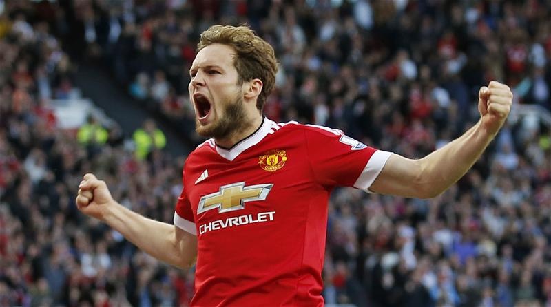 Trung vệ Daley Blind (25): Với khả năng chọn vị trí và cắt bóng khá thông minh, cựu cầu thủ PSV để lại ít nhiều ấn tượng khi được xắp sếp ở trung tâm hàng phòng ngự. Tuy nhiên chiều cao khiêm tốn lại trở thành điểm yếu chết người của tuyển thủ Hà Lan.