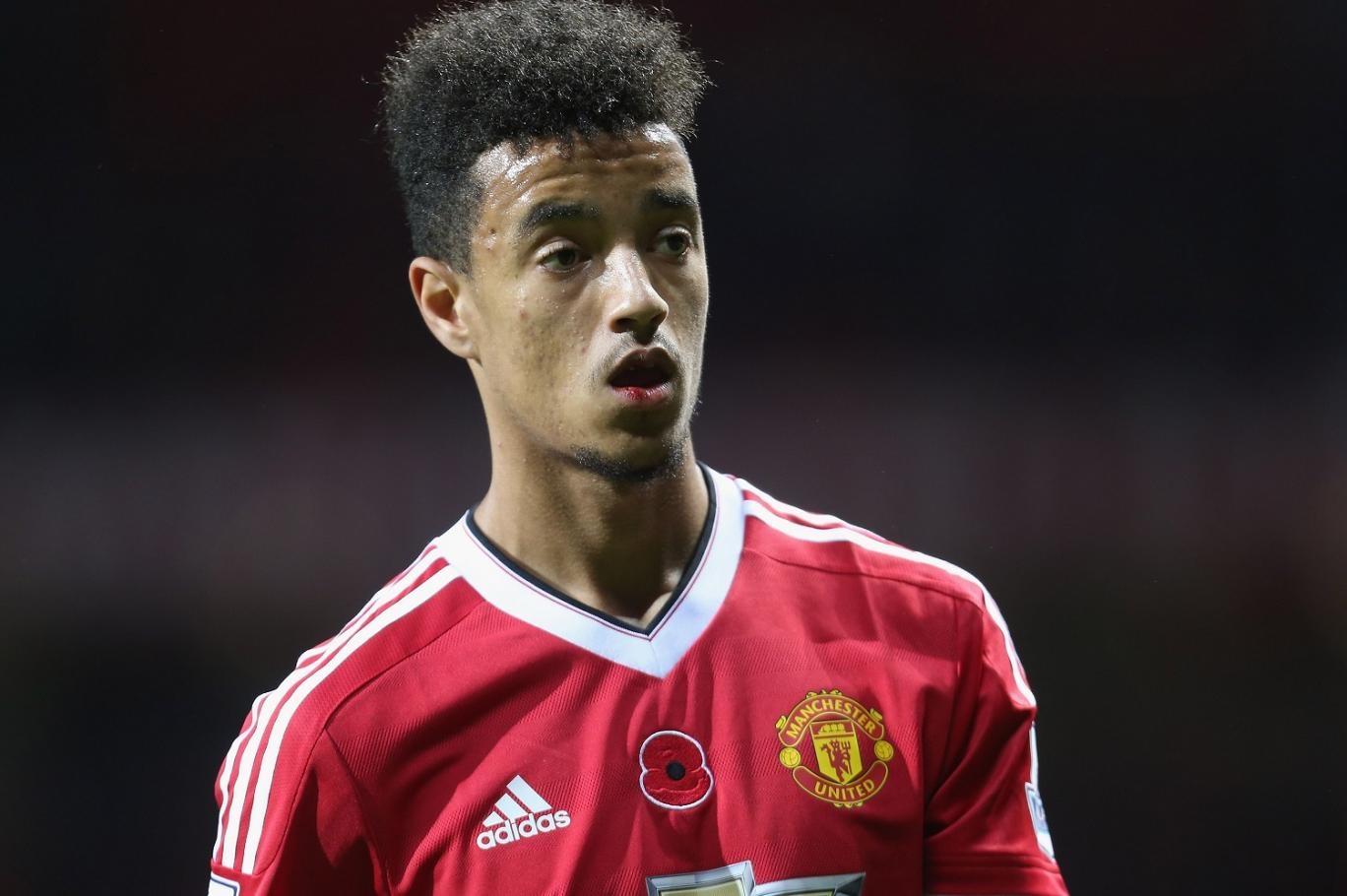 Hậu vệ trái Cameron Borthwick- Jackson (18): Tất cả các cầu thủ có thể thi đấu ở vị trí hậu vệ trái của MU gồm Luke Shaw và Marcos Rojo đều đã chấn thương. Louis Van Gaal đứng trước 2 lựa chọn, trao cơ hội cho tài năng trẻ Borthwick- Jackson như trận đấu vừa qua hoặc đẩy một cầu thủ vốn quen với nhiệm vụ tấn công là Ashley Young về phòng ngự. 