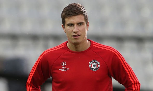 Trung vệ Paddy McNair (20): Hậu quả của việc nén đau để thi đấu khiến tình hình chấn thương của Chris Smalling trở nên vô cùng tồi tệ. Louis Van Gaal chỉ còn trong tay duy nhất một trung vệ đó chính là Paddy McNair. Tài năng trẻ người Bắc Ireland chỉ mắc một vài vấn đề nhỏ và có thể kịp bình phục để ra sân vào cuối tuần này.