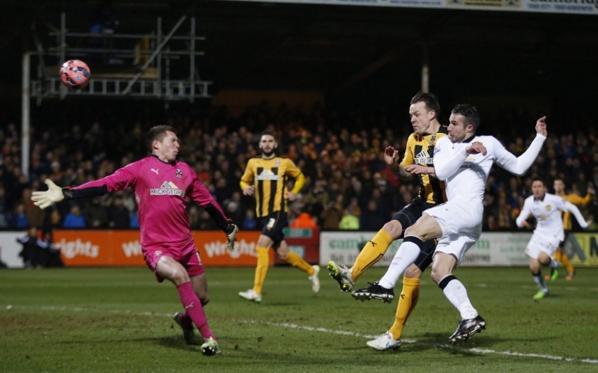 7. Cambridge 0-0 MU (23/1/2015): Những ngôi sao hàng đầu thế giới của MU như Radamel Falcao, Robin Van Persie hay Angel Di Maria hoàn toàn bế tắc trước lối chơi đầy quyết tâm của Cambridge, đội bóng đang chơi ở giải hạng 2. Thậm chí, đoàn quân của Louis Van Gaal còn suýt phải chịu cảnh phơi áo trên sân của đối thủ nếu không có sự xuất sắc của thủ thành David De Gea.