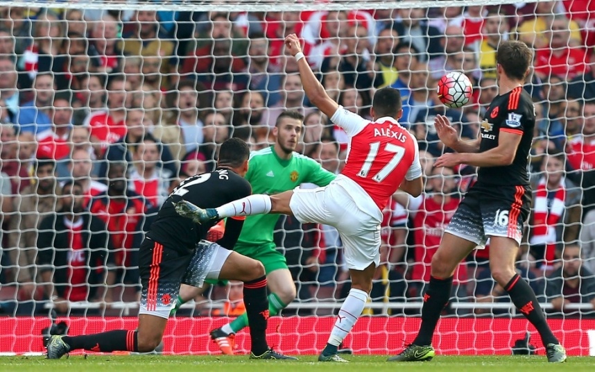 5. Arsenal 3-0 MU (4/10/2015): Bàn thắng của Mesut Oezil và cú đúp của Alexis Sanchez đã kết liễu MU chỉ sau 20 phút đầu của hiệp đấu thứ nhất. Trong trận đấu này, Louis Van Gaal đã phạm sai lầm khi bố trí 2 lão tướng Bastian Schweinsteiger và Michael Carrick đối đầu với hàng tiền vệ đầy tốc độ và kỹ thuật của “Pháo thủ”.