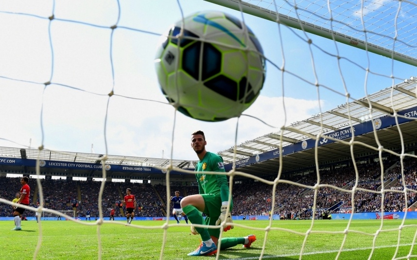 3. Leicester City 5-3 MU (21/9/2014): Tưởng chừng như 3 điểm đã nằm gọn trong túi MU khi họ dẫn trước Leicester với tỷ số 3-1. Tuy nhiên, những sai lầm liên tiếp khiến đoàn quân của Louis Van Gaal phải nhận 4 bàn thua liên tiếp chỉ trong vòng 28 phút và chấp nhận kết quả 5-3 chung cuộc. Đây là lần đầu tiên trong lịch sử MU phải nhận đến 5 bàn thua từ một đội bóng mới lên hạng và cũng là lần đầu “Quỷ đỏ” để đối phương lội ngược dòng khi đã dẫn đến 2 bàn tại Premier League.