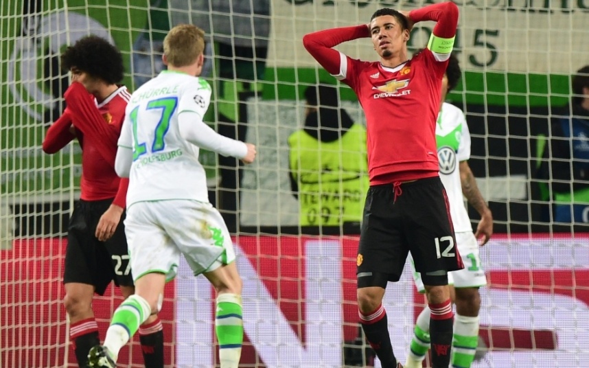 2. Wolfsburg 3-2 MU (8/12/2015): Vị thuyền trưởng của MU đã bị chỉ trích thậm tệ sau trận thua muối mặt trên đất Đức. Ngoài việc phải xuống chơi ở Europa League, người hâm mộ còn phẫn nộ với cách thay người có phần thiếu hợp lý của Louis Van Gaal khi để Nick Powell, một cầu thủ vừa trở lại sau một năm làm bạn với bệnh viện vào sân thay Juan Mata ở phút 69.