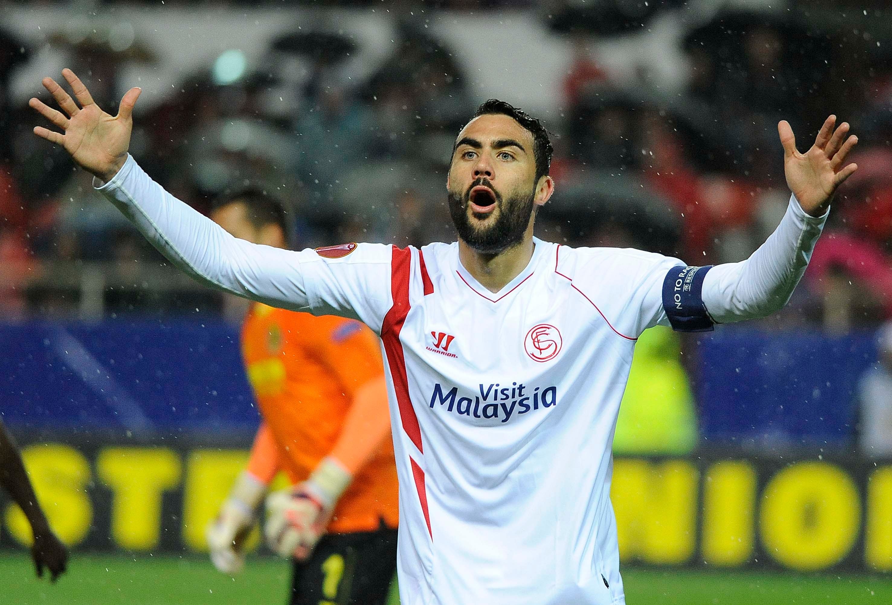 Hậu vệ phải Coke (Sevilla): Nhà ĐKVĐ Europa Leauge sớm phải nói lời chia tay với đấu trường Champios League khi chỉ xếp thứ 3 tại bảng D. Coke chính là cầu thủ gây thất vọng nhất trong đội hình Sevilla. Hậu vệ sinh năm 1987 thường xuyên mắc lỗi vị trí và không có bất kỳ đóng góp nào cho mặt trận tấn công.