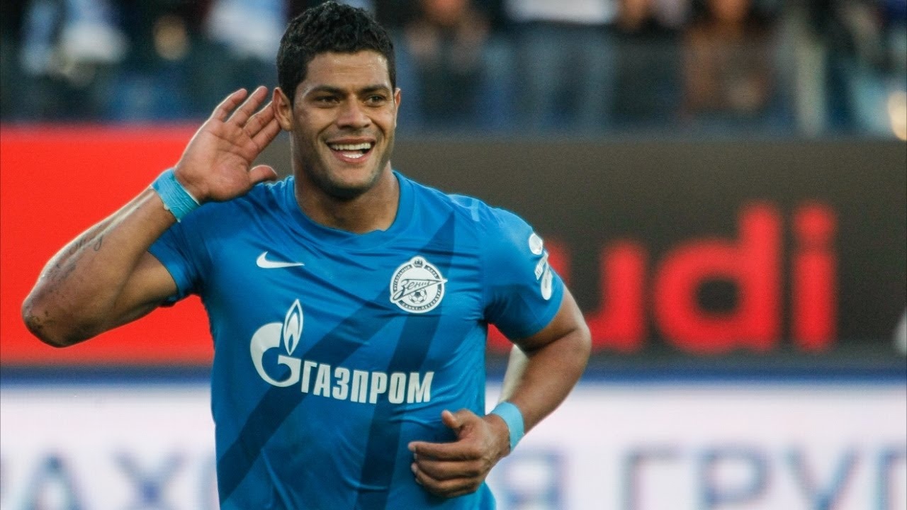 Tiền đạo phải Hulk (Zenit): Với lối chơi mạnh mẽ nhưng không kém phần kỹ thuật, chân sút người Brazil có thể tỏa sáng ở bất kỳ giải đấu nào. Cựu cầu thủ Porto sở hữu 3 pha lập công cùng 4 đường kiến tạo sau 6 lần ra sân tại vòng bảng.