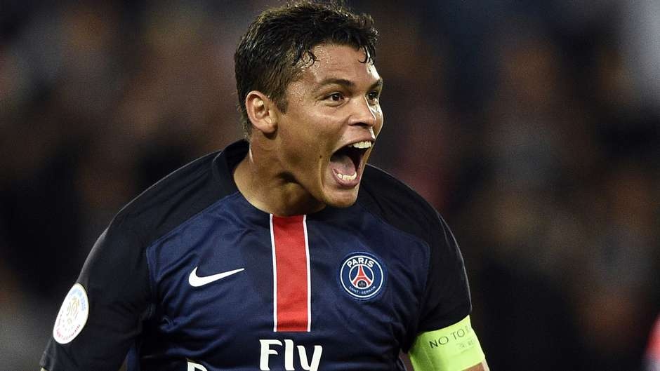 Trung vệ Thiago Silva (PSG): Thành tích chỉ để thủng lưới duy nhất một bàn tại vòng bảng Champions League của nhà ĐKVĐ Ligue 1 có công không nhỏ của cựu cầu thủ AC Milan. Hiện tại, Thiago Silva vẫn đang là một trong số những trung vệ được đánh giá cao nhất của bóng đá thế giới nhờ khả năng bọc lót và cắt bóng hoàn hảo.