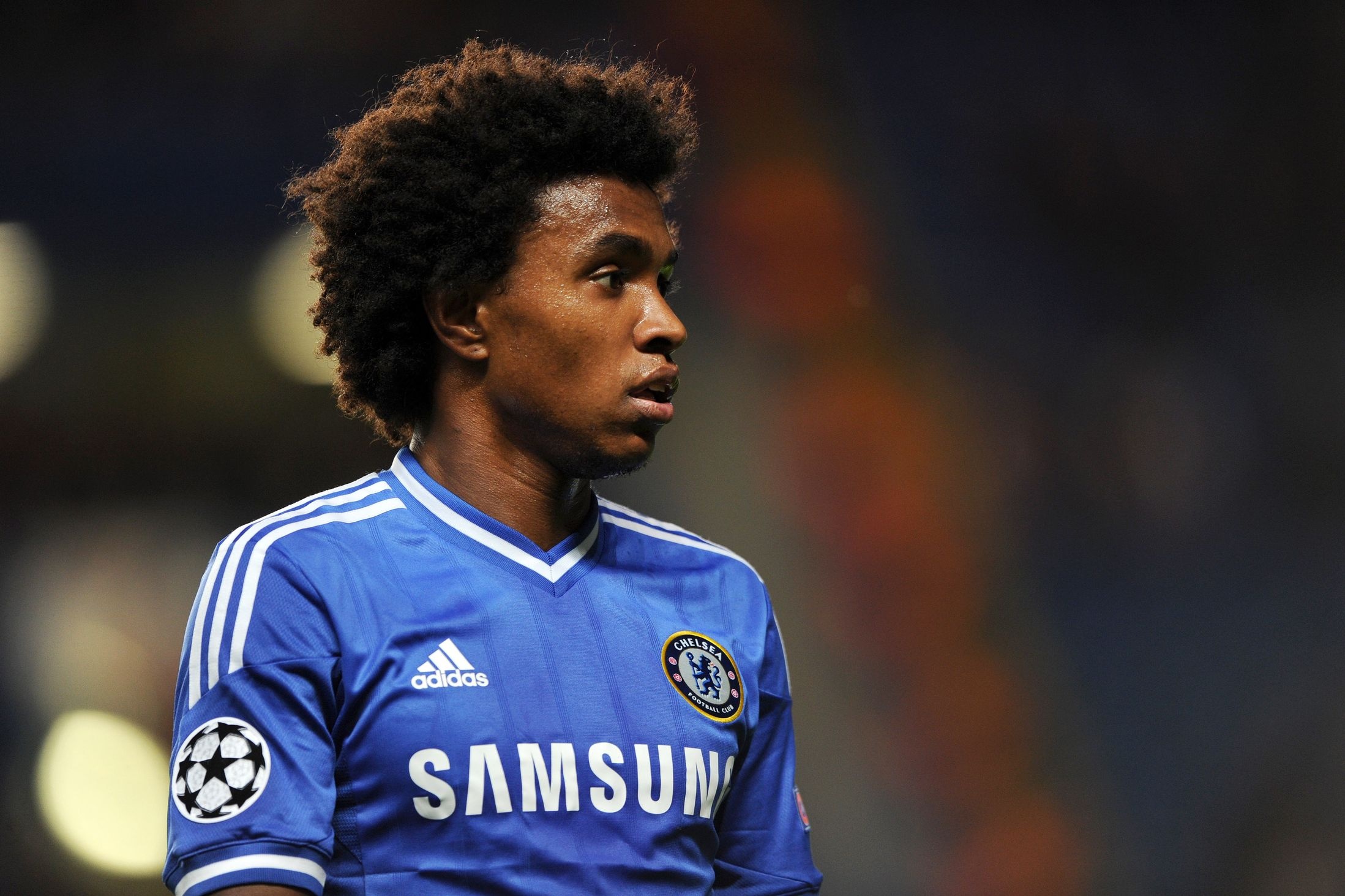 Tiền vệ phải Willian (Chelsea): Cầu thủ chạy cánh người Brazil chính là điểm sáng duy nhất trong đội hình đang sa sút phong độ không phanh của nhà ĐKVĐ Premier League. Ngôi sao 27 tuổi đã ghi đến 5 bàn thắng sau 6 lần ra sân tại vòng bảng, trong đó có pha lập công đem về chiến thắng trước Dynamo Kyiv ở lượt trận thứ 4.