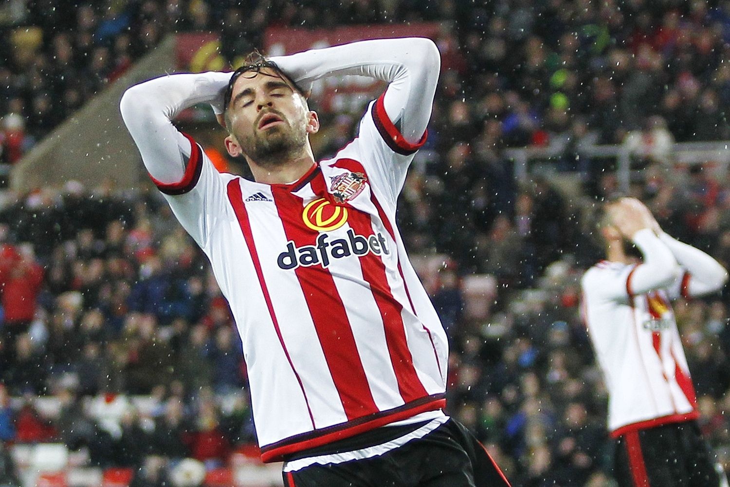 Tiền vệ phải Fabio Borini (Sunderland): “Cứu tinh” của đội chủ sân Ánh sáng mùa giải  2013/14 thi đấu vô cùng tệ hại khi được bố trí ở hành lang cánh phải. Cựu cầu thủ Liverpool không có bất kỳ đóng góp nào cho mặt trận tấn công của “Mèo đen”.