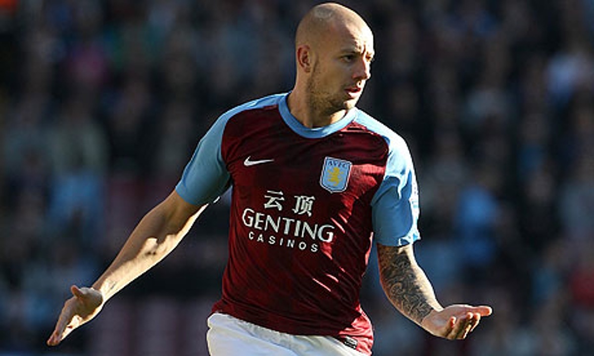 Hậu vệ phải Allan Hutton (Aston Villa): Sự yếu kém của hàng thủ là nguyên nhân chính dẫn đến việc “The Villains” chìm sâu dưới đáy BXH Premier League với vỏn vẹn 6 điểm sau 16 vòng đấu. Ở độ tuổi 31, Allan Hutton không còn đủ thể lực để theo kèm những cầu thủ đầy tốc độ bên phía Arsenal.