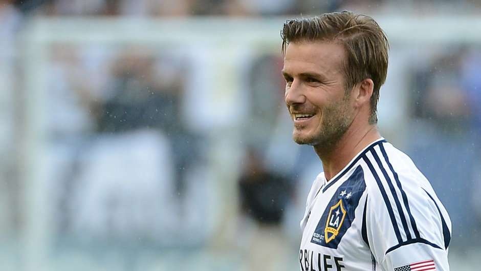 10. David Beckham (Real Madrid sang LA Galaxy, 2007): Đội bóng Hoàng gia đã thừa nhận sai lầm khi không quyết liệt hơn trong việc giữ chân tiền vệ sinh năm 1973 khi để anh chuyển sang chơi tại giải nhà nghề Mỹ vào hè 2007. Thành công của cựu cầu thủ MU không chỉ gói gọn ở 2 chức vô địch MLS, Beckham còn giúp cái tên LA Galaxy nổi tiếng trên toàn cầu. Ngoài ra, của cựu tuyển thủ Anh là khởi đầu cho sự xuất hiện của hàng loạt tên tuổi lớn của bóng đá thế giới tại Mỹ sau này như Pirlo, Gerrard, Lampard hay David Villa.
