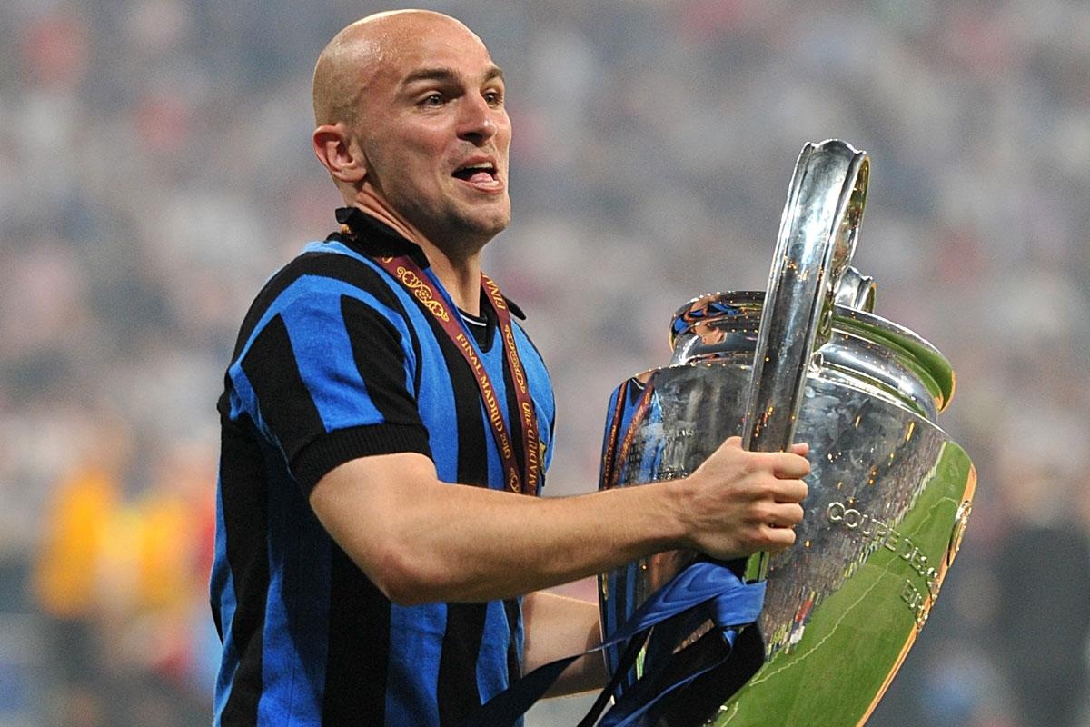 2. Esteban Cambiasso (Real Madrid sang Inter Milan, 2004): Từng bị hắt hủi tại Bernabeu, tuy nhiên tiền vệ người Argentina đã khiến “Los Blancos” phải hối hận bằng màn trình diễn ấn tượng trong gần một thập kỷ trong màu áo Inter. Cambiasso giúp Nerazzurri thống trị Serie A trong 5 mùa giải liên tiếp từ năm 2005 đến 2010 và đỉnh cao là cú ăn ba thần thánh ở mùa giải 2009/10. 