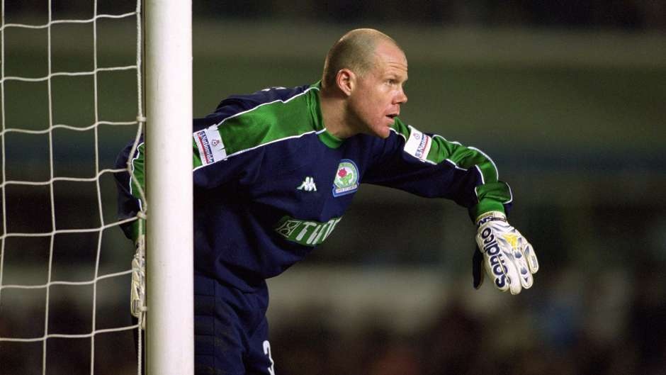 8. Brad Friedel (Liverpool sang Blackburn, 2000): “The Rovers” không mất một xu để có được sự phục vụ của thủ thành người Mỹ vào TTCN hè năm 2000. Tại Ewood Park, Brad Friedel đã cống hiến tất cả những gì tốt nhất. Anh chỉ bỏ lỡ đúng 4 trận trong suốt 7 mùa giải thi đấu cho đội bóng vùng tây bắc nước Anh và đóng góp 1 danh hiệu League Cup.