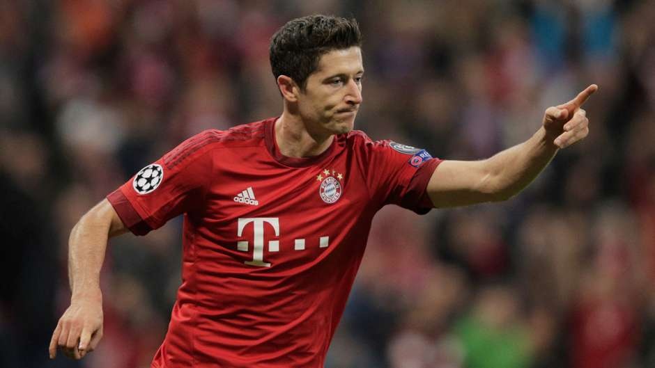 4. Robert Lewandowski (Dortmund sang Bayern Munich, 2014): Chân sút người Ba Lan vốn đã thi đấu vô cùng sung mãn trong màu áo “Die Borussen”. Và đến khi đầu quân cho “Hùm xám”, Lewandowski đã thực sự trở thành một trong những tay săn bàn đáng sợ nhất châu Âu. 43 pha lập công sau 73 lần ra sân của tiền đạo 27 tuổi giúp đội chủ sân Allianz Arena tiếp tục duy trì thế độc tôn tại Bundesliga trong vài mùa giải gần đây.