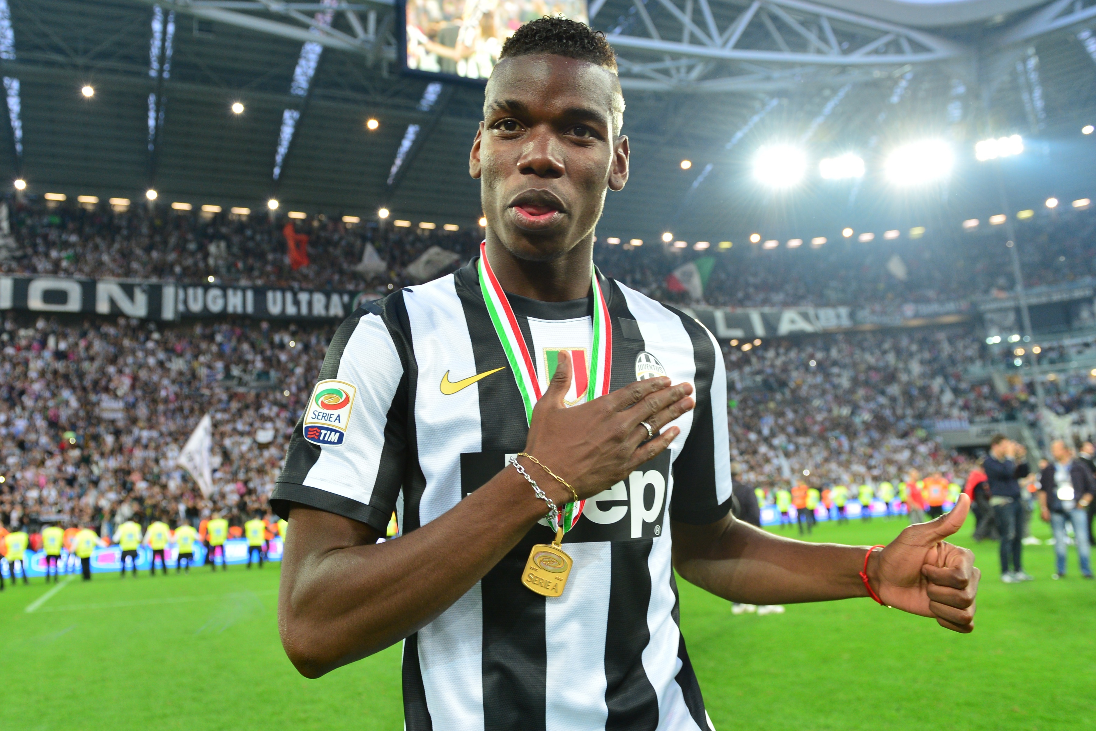 5. Paul Pogba (Manchester United sang Juventus, 2012): Đích thân Sir Alex Ferguson đã thừa nhận sai lầm khi không kiên nhẫn trao cơ hội cho Paul Pogba. Quyết định ra đi theo đạo luật Bosman của tài năng trẻ người Pháp giúp anh tỏa sáng và trở thành một trong những tiền vệ trung tâm tốt nhất thế giới. Ngôi sao 22 tuổi giúp Bianconeri thống trị Serie A trong 3 mùa giải liên tiếp và chỉ chịu thua Barcelona trong trận chung kết Champions League mùa giải vừa qua.
