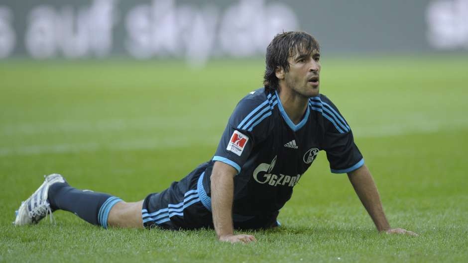 9. Raul Gonzalez (Real Madrid sang Schalke, 2010): Huyền thoại của “Los Blancos” được rất nhiều người yên mến trong 2 năm thi đấu tại Veltins Arena. “Chúa nhẫn” ghi 40 bàn thắng sau 98 lần ra sân và giúp đội bóng vùng Rhur giành 1 Cúp quốc gia và lọt vào bán kết Champions League lần đầu tiên trong lịch sử. 