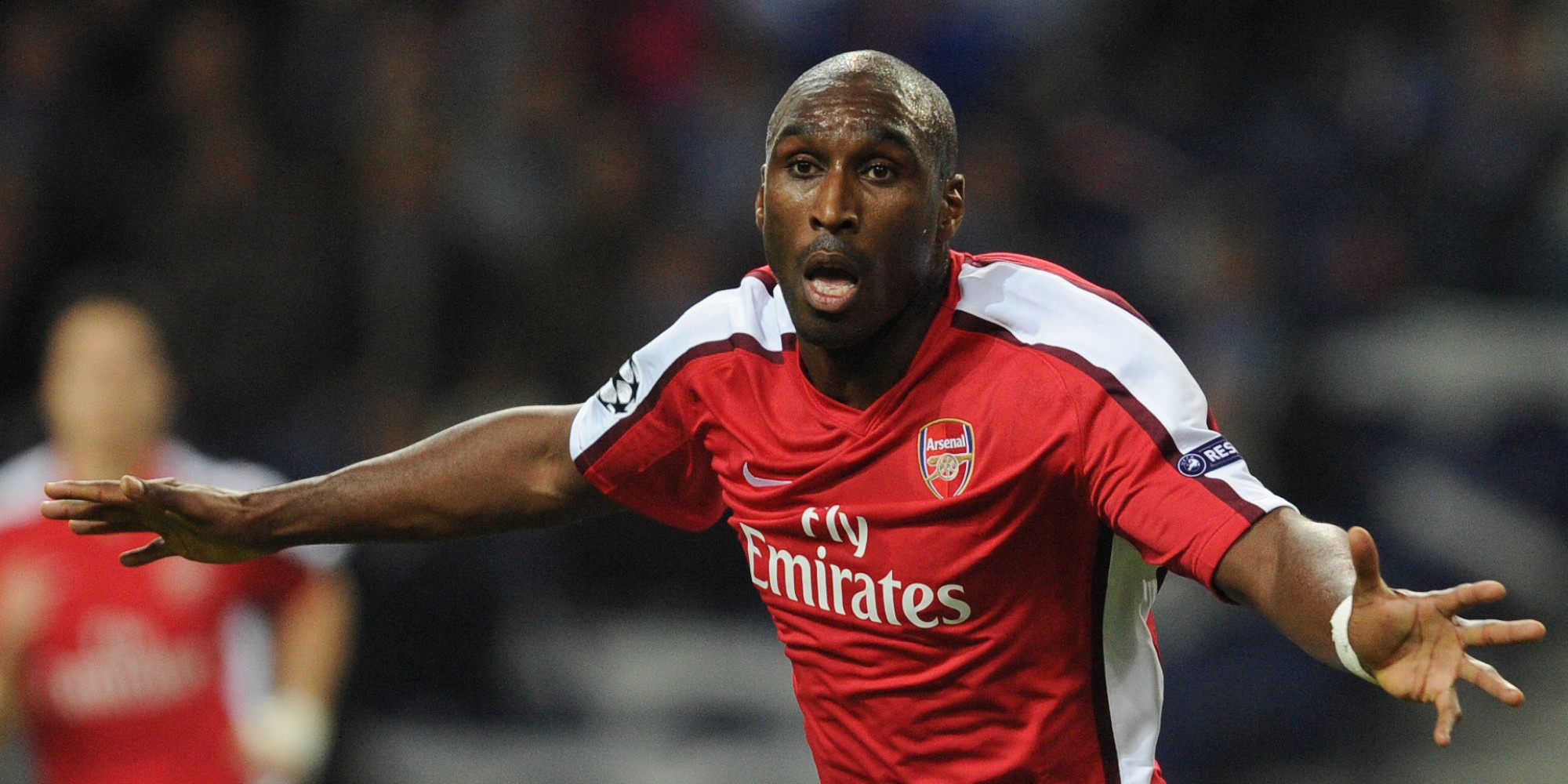 3. Sol Campbell (Tottenham sang Arsenal. 2001): Cựu trung vệ người Anh chịu tiếng phản bội khi từ chối gia hạn hợp đồng với Spurs để gia nhập đội bóng kình địch Arsenal. Tuy nhiên, quyết định của Sol Campbell là vô cùng đúng đắn khi anh trở thành trụ cột trong đội hình bất bại của “Pháo thủ” mùa giải 2003/04. Ngoài 2 chức vô địch giải Ngoại hạng, huyền thoại sinh năm 1974 còn 3 lần đoạt Cup FA vào những năm 2002, 2003 và 2005.