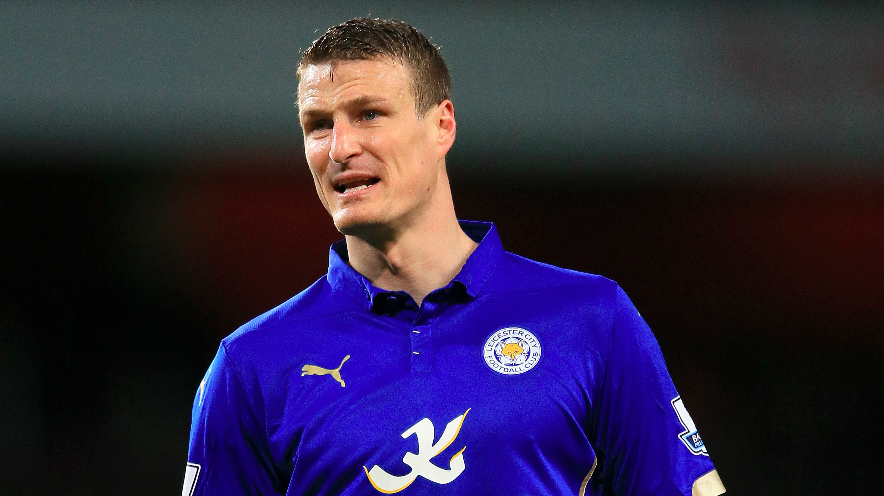 1. Robert Huth (Leicester City): Thể hình cao lớn đồng nghĩa với sự chậm chạp, tuy nhiên, trung vệ người Đức đã bù đắp khuyết điểm này bằng khả năng chọn vị trí tuyệt vời. Lối chơi rắn của Robert Huth cũng không ít lần giúp Leicester tránh khỏi những tình huống nguy hiểm. Hàng thủ vững chắc cùng sự thăng hoa của hàng công hoàn toàn có thể giúp “Bầy cáo” làm nên điều kỳ diệu vào cuối mùa giải.