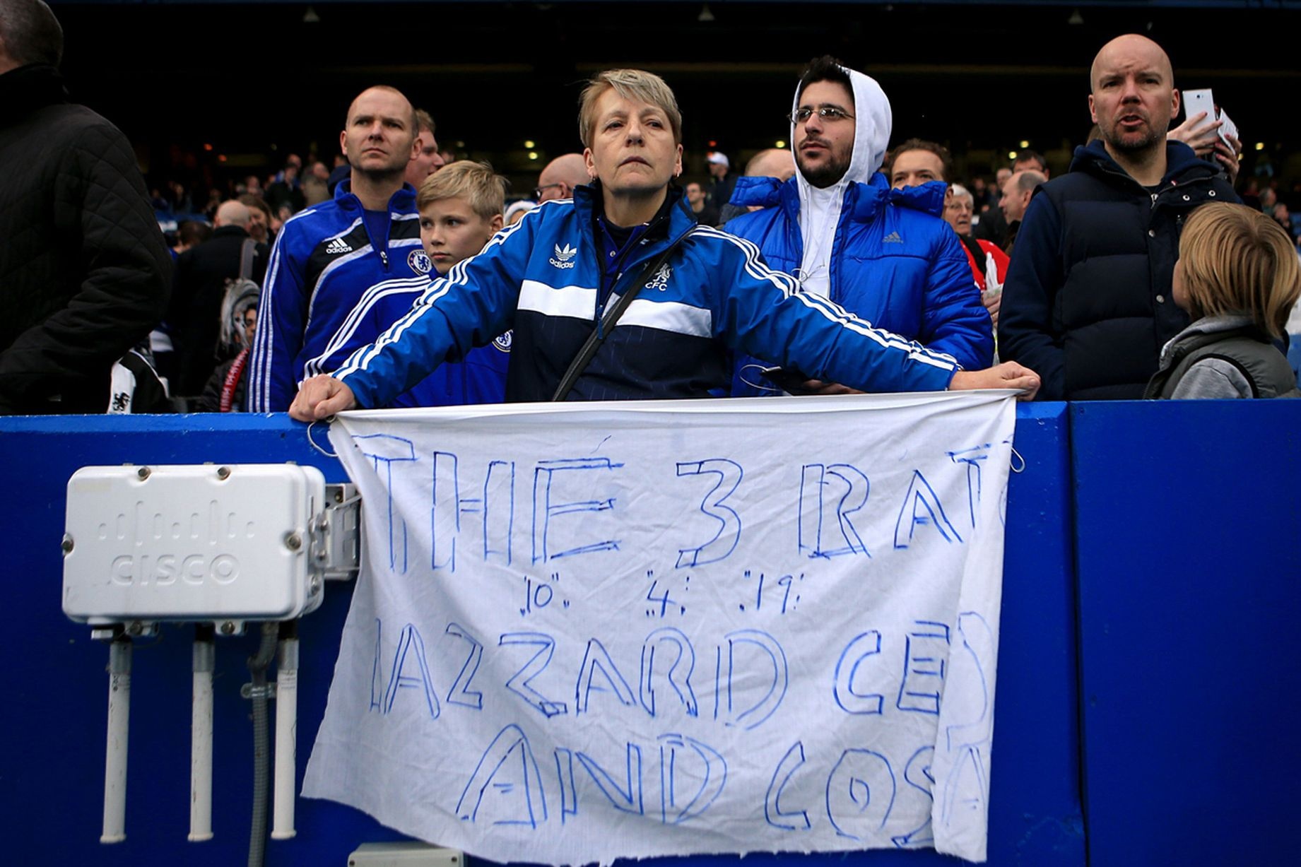 Co dong vien Chelsea phan doi cau thu, ung ho Mourinho hinh anh