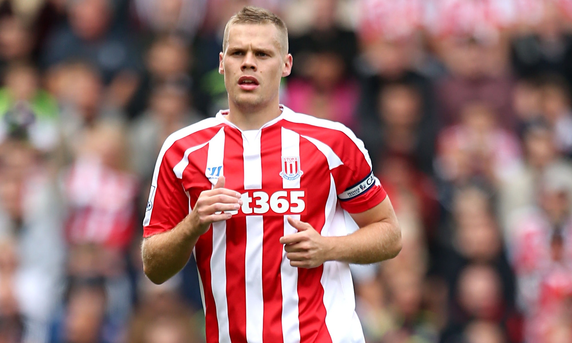 2. Ryan Shawcroos (Stoke City): Ngôi sao trưởng thành từ lò đào tạo MU là nỗi khiếp sợ của rất nhiều chân sút tại giải Ngoại hạng. Cũng giống như Robert Huth, Shawcroos không phải là mẫu trung vệ nhanh nhẹn nhưng bù lại, anh sở hữu sức mạnh cùng óc phán đoán nhạy bén. “The Potters” đã không để lọt lưới dù chỉ một bàn mỗi khi đội trưởng người Ireland xuất hiện trên sân.