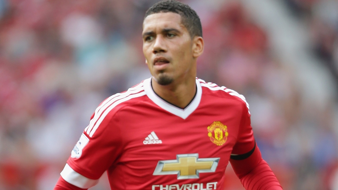 5. Chris Smalling (Manchester United): Cựu cầu thủ Fulham chính là vị trí quan trọng nhất trong đội hình của “Quỷ đỏ”. Tố chất của một thủ lĩnh, tốc độ, khả năng đọc tình huống, tất cả đều hội tụ ở tuyển thủ Anh. Có thể nhận ra sự khác biệt rõ rệt ở hàng phòng ngự MU khi Chris Smalling vắng mặt. 9 trận giữ sạch lưới là thành tích của  ngôi sao 25 tuổi tại Premier League mùa này. 