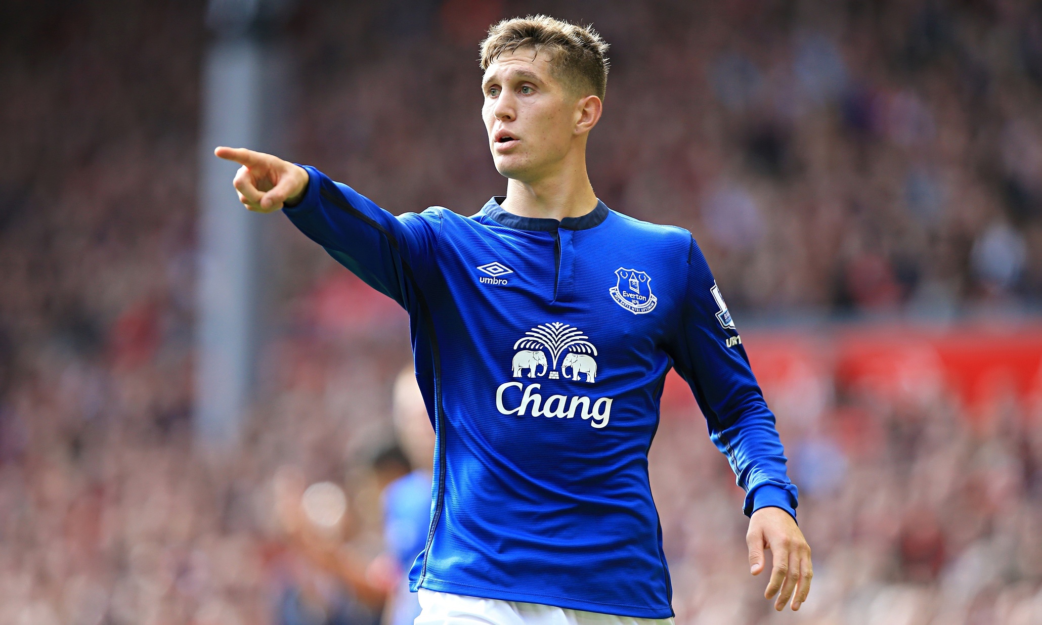 4. John Stones (Everton): Không phải ngẫu nhiên mà Chelsea chấp nhận bỏ ra 40 triệu bảng chỉ để sở hữu một sao mai sinh năm 1994. Tài năng đã được kiểm chứng từ lâu nhưng tuyển thủ Anh vẫn đang cho thấy sự tiến bộ vượt bậc ở mùa giải năm nay.