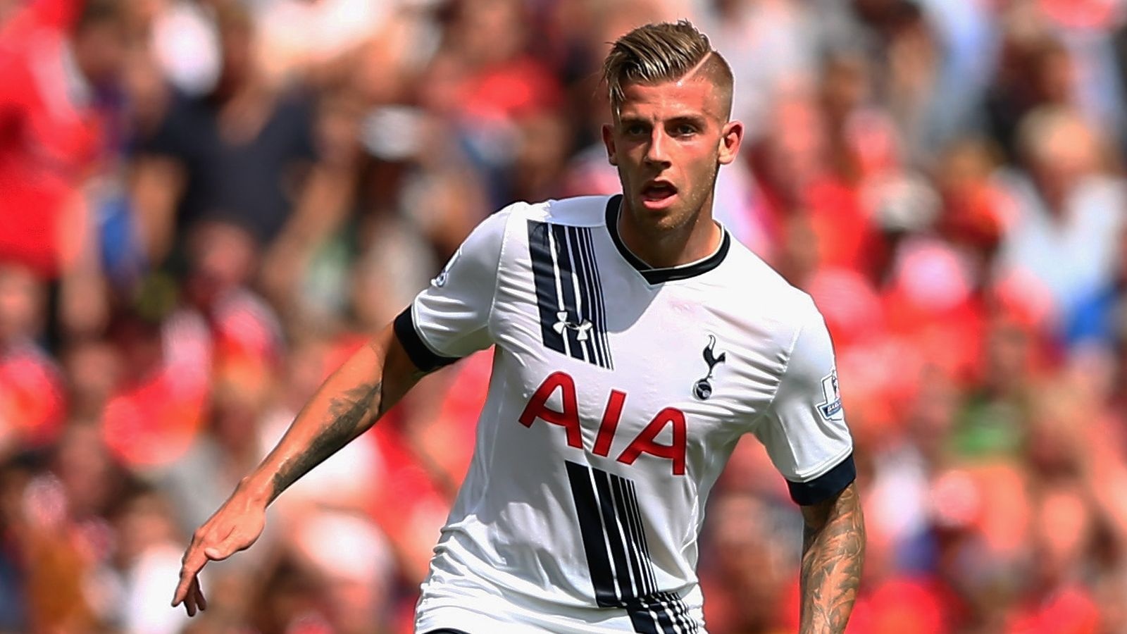 6. Toby Alderweireld (Tottenham): Rất khó để xuyên thủng hàng phòng ngự của “Gà trống” thời điểm hiện tại. Sức trẻ của Toby Alderweireld cùng kinh nghiệm của Jan Vertonghen đã tạo nên tấm lá chắn vô cùng vững chắc trước khung thành của Hugo Lloris. 