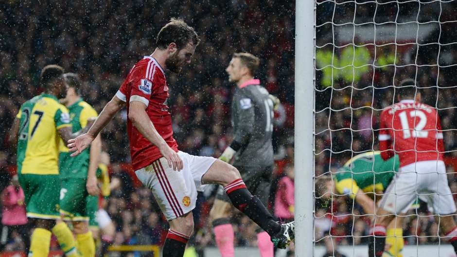 Tiền vệ công Juan Mata (Manchester United): Ngôi sao người Tây Ban Nha lần thứ 2 liên tiếp lọt vào đội hình tệ nhất Premier League do Goal bình chọn. Tất cả những gì cựu cầu thủ Chelsea làm được trong cuộc đối đầu với Norwich vừa qua chỉ là một cú sút phạt trúng khung thành của Declan Rudd.