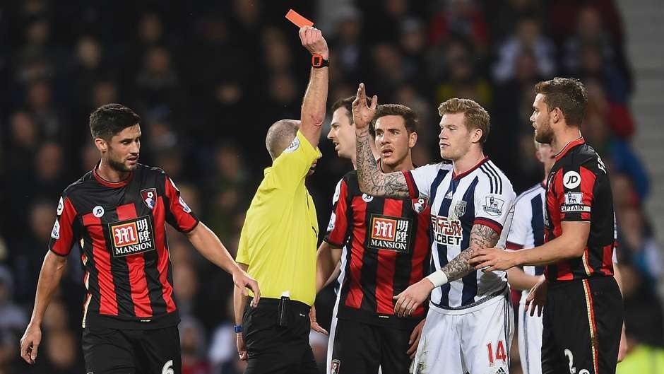 Tiền vệ trái James McClean (West Brom): Thẻ đỏ vô duyên của tiền vệ 26 tuổi khiến West Brom phải chơi với 10 người từ khá sớm. Kết quả, “The Baggies” phải chấp nhận nhìn CLB tân binh Bournemouth giành 3 điểm trên sân nhà The Hawthorns.