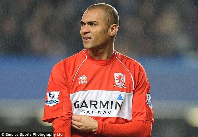 10. Alfonso Alves (Heerenveen sang Middelsbrough, 2008): Quá ấn tượng với hiệu suất 45 bàn sau 39 lần ra sân tại Eredivisie của Alfonso Alves, “The Boro” đã bỏ ra 12,7 triệu bảng để có được chữ ký của chân sút người Brazil. Tuy nhiên, ngôi sao sinh năm 1981 đã không thể thích nghi với môi trường bóng đá Anh đầy khắc nghiệt. Ngoài cú hat-trick giúp Middelsbrough đè bẹp Man City với tỷ số 8-1, cựu cầu thủ Heerenveen không có bất kỳ đóng góp nào và khiến đội bóng chủ quản xuống hạng ở mùa giải ngay sau đó.