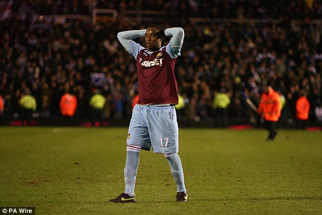 5. Benni McCarthy (Blackburn sang West Ham, 2010): Người hâm mộ “The Hammers” đã không được chứng kiến tài năng của chân sút từng ghi 37 bàn trong 109 trận cho Blackburn mà thay vào đó, họ chỉ nhìn thấy một cầu thủ thừa cân và chỉ có vỏn vẹn 11 lần ra sân trong suốt 14 tháng. Vận đen tiếp tục ám ảnh West Ham khi họ phải xuống chơi ở giải hạng nhất khi mùa giải 2010/11 khép lại.